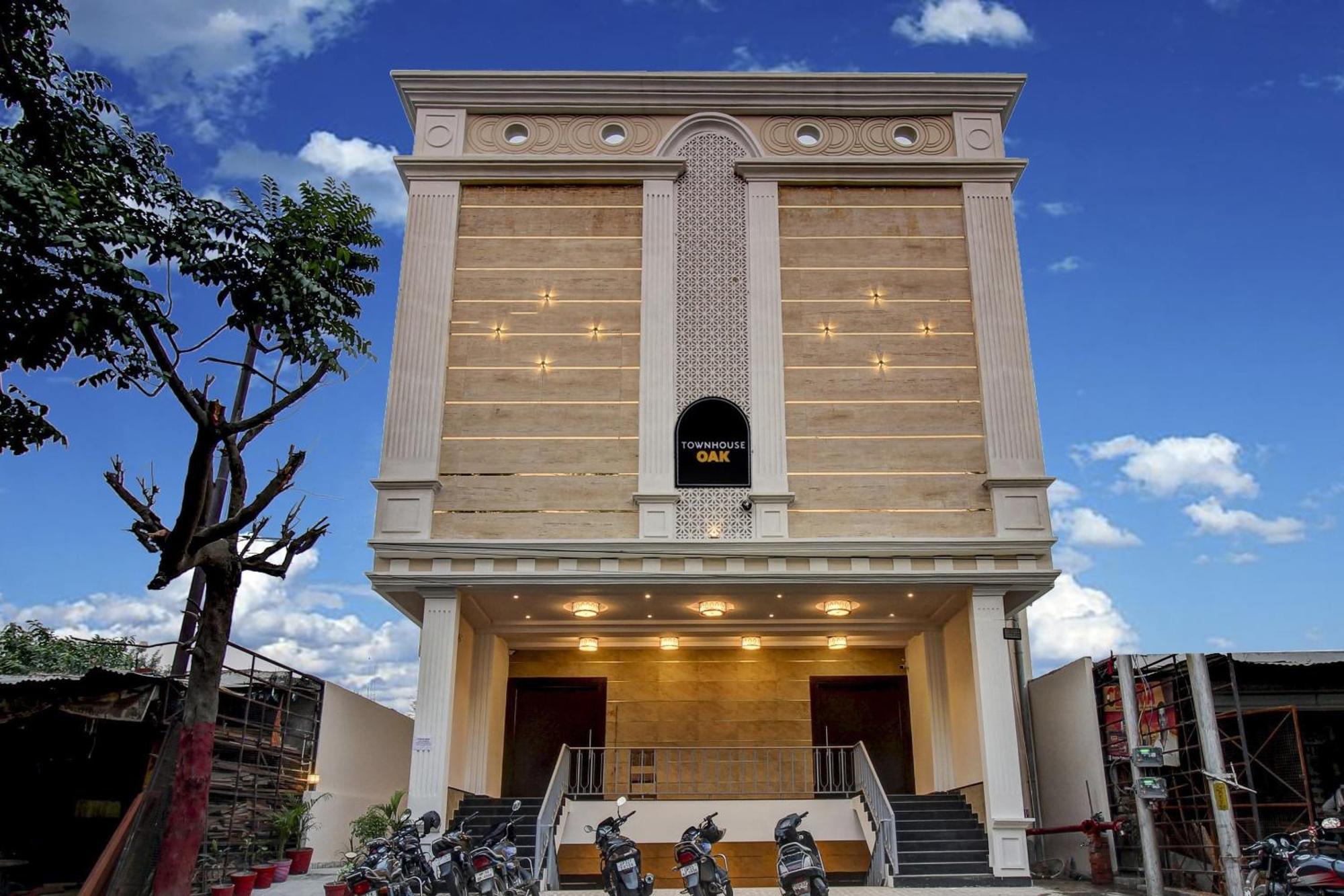 Super Townhouse Oak Aurelia Grand Hotel Lucknow Eksteriør billede