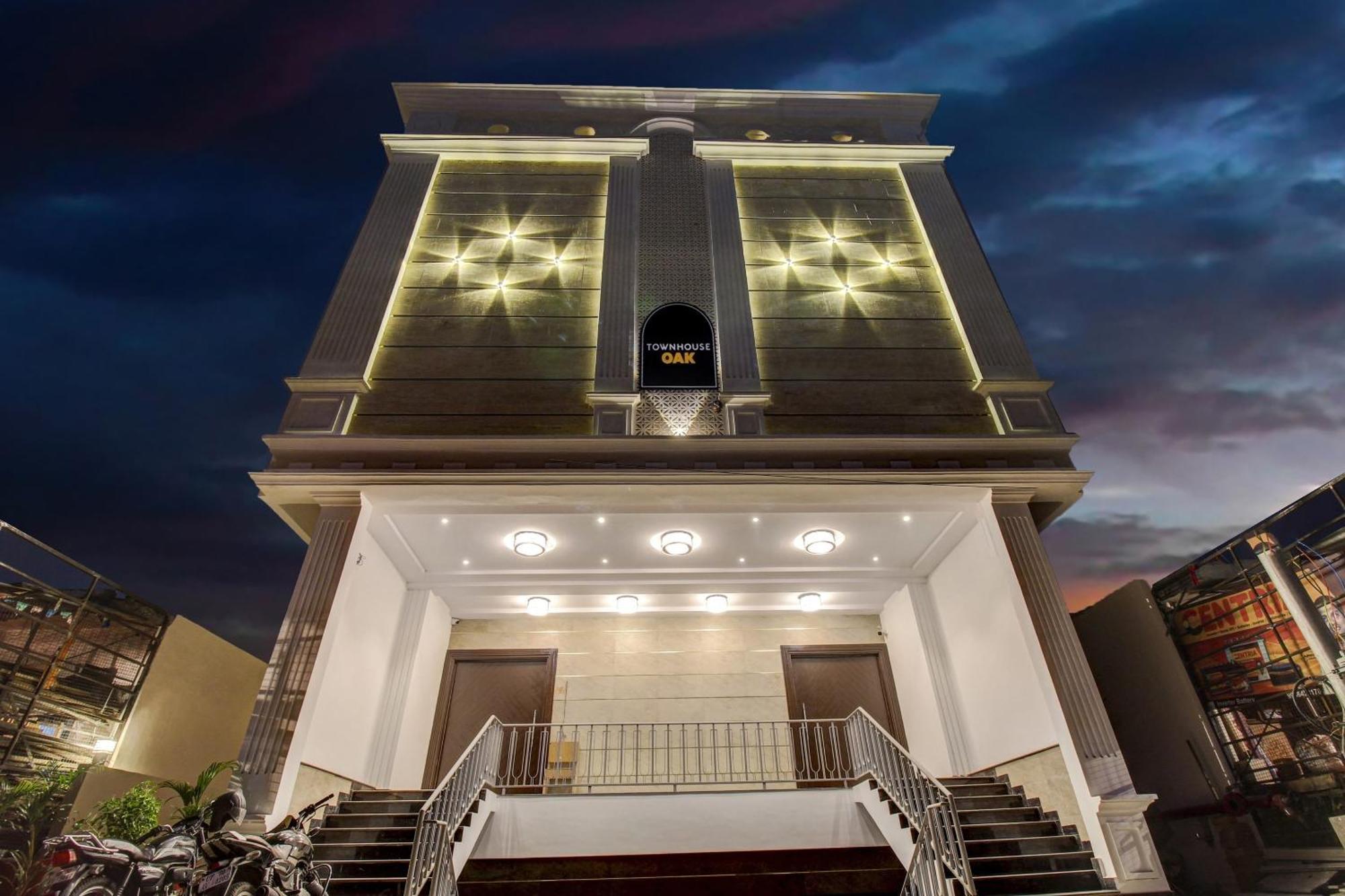 Super Townhouse Oak Aurelia Grand Hotel Lucknow Eksteriør billede