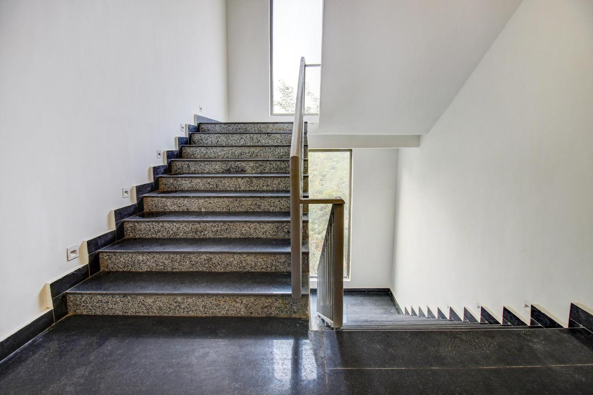Super Townhouse Oak Aurelia Grand Hotel Lucknow Eksteriør billede