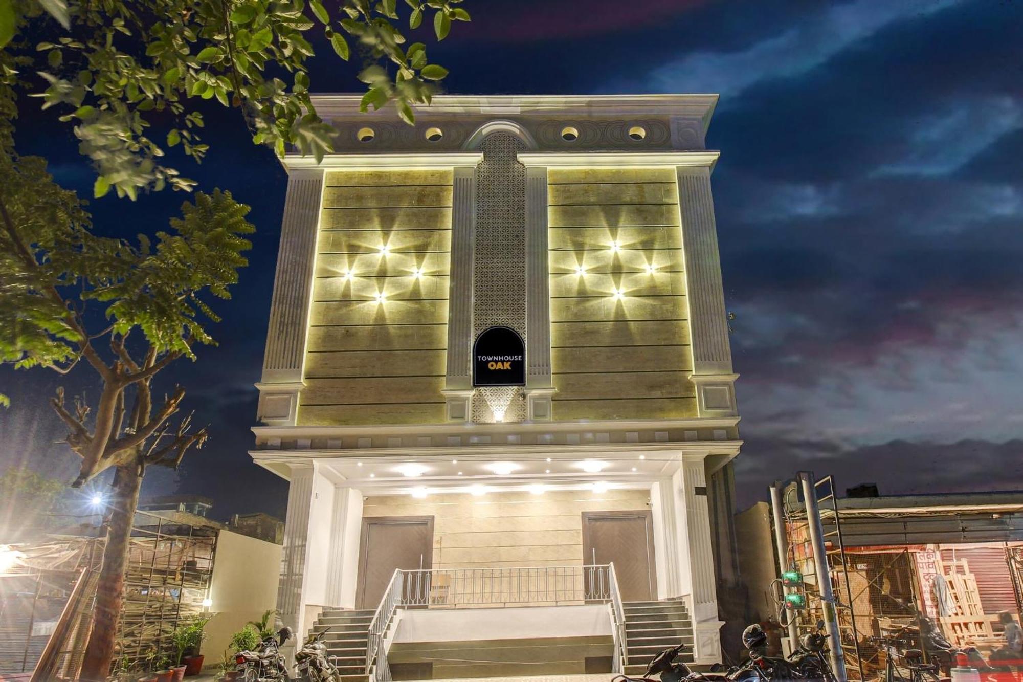 Super Townhouse Oak Aurelia Grand Hotel Lucknow Eksteriør billede